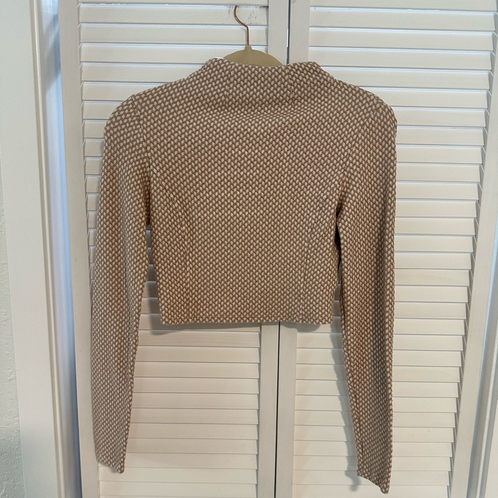 Stunning Bebe beige/White cropped long sleeve/Cutout back, Small